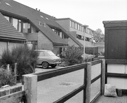 880981 Gezicht op de achterzijde van woningen op de Jupiterstraat te Utrecht, aan de Meteoorhof (?).